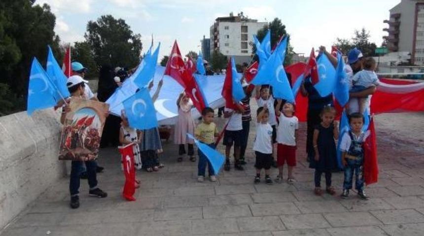 Uygur T&uuml;rkleri, Şiddeti Protesto Etti