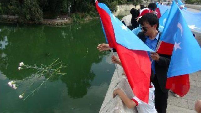 Uygur Türkleri, Şiddeti Protesto Etti