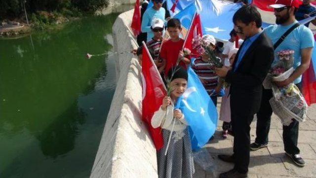 Uygur Türkleri, Şiddeti Protesto Etti