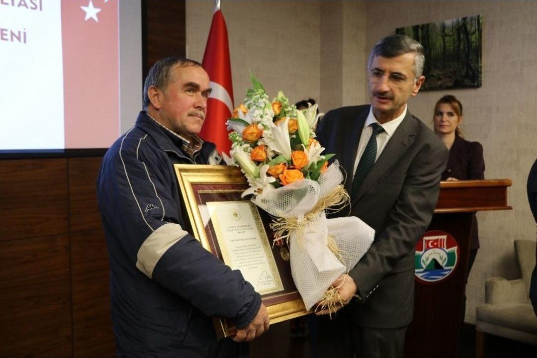 Rize&rsquo;de Şehit Ailelerine Ve Gazilere &rsquo;devlet &Ouml;v&uuml;n&ccedil; Madalyası&rsquo; Verildi