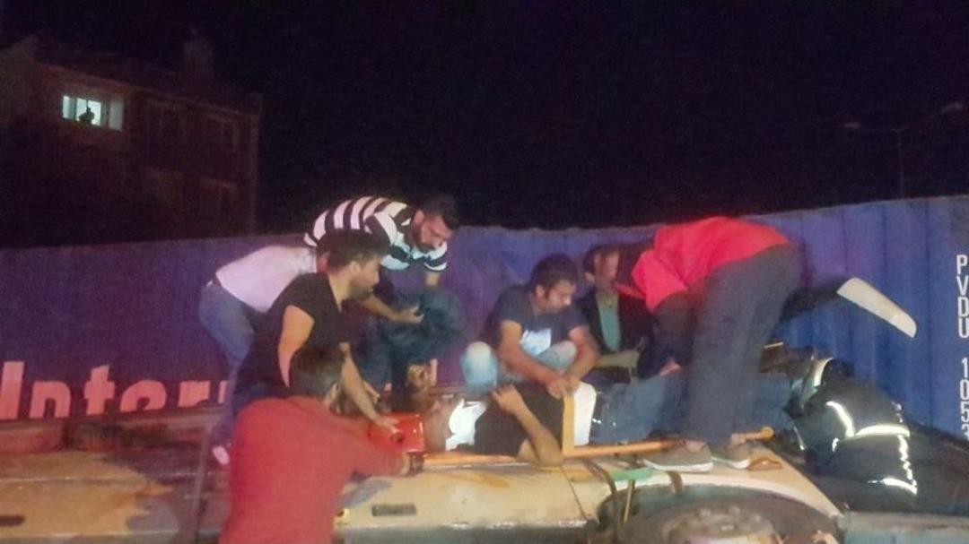 D100 Karayolunda Tır İle İş&ccedil;i Servisi &Ccedil;arpıştı