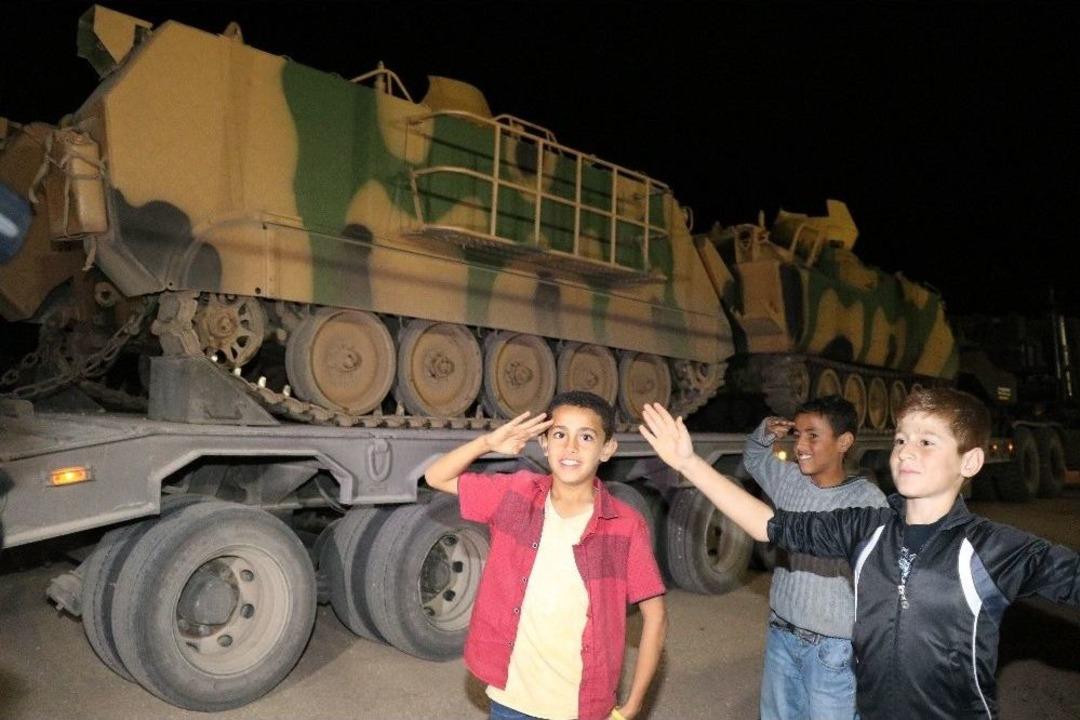 Suriye Sınırına Askeri Ara&ccedil; Sevkiyatı Devam Ediyor