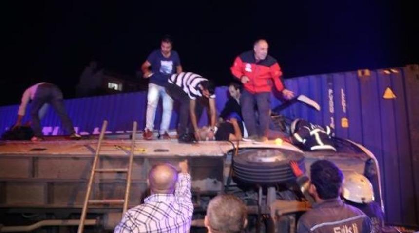 K&ouml;rfez'de Sevrvis Midib&uuml;s&uuml; Tır'a &Ccedil;arpıp Devrildi: 29 Yaralı (2)- Yeniden