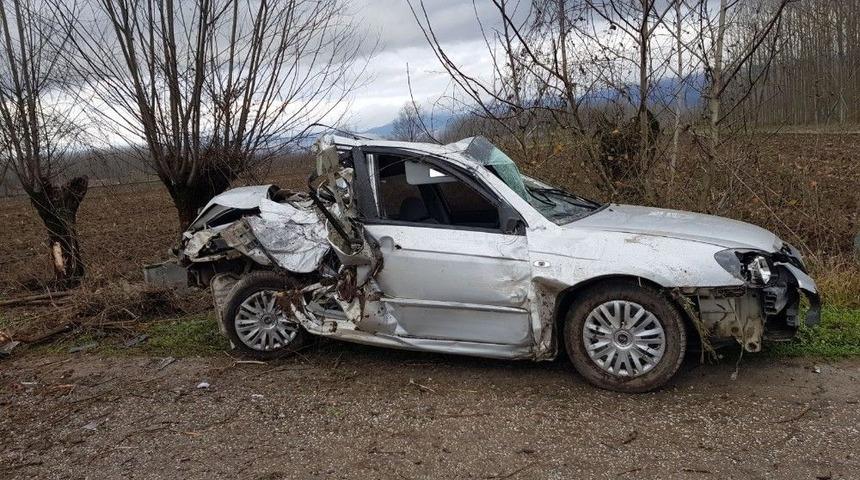 K&ouml;peğe &Ccedil;arpmamak İ&ccedil;in Manevra Yaptı Ağa&ccedil;lara &Ccedil;arptı: 2 Yaralı