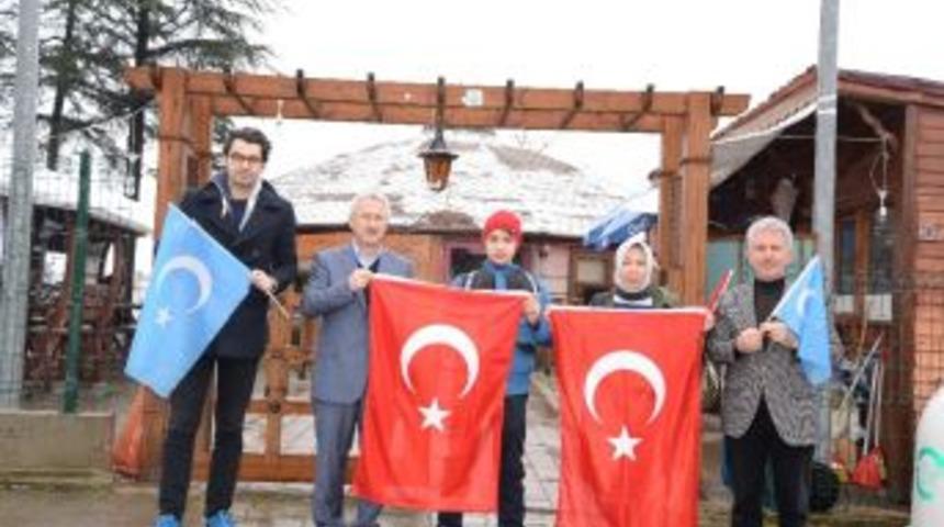 M&uuml;sl&uuml;man Uygurlar İ&ccedil;in Y&uuml;r&uuml;yorlar