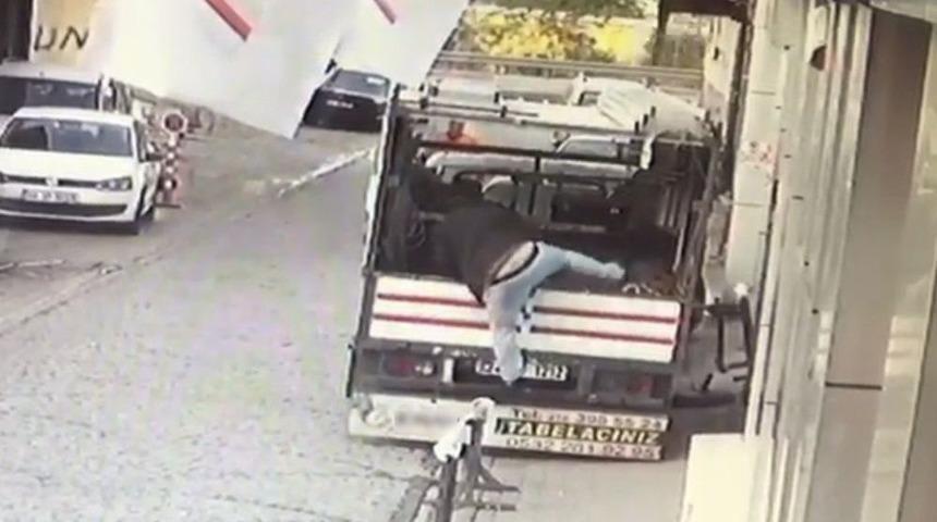 (&ouml;zel Haber) Kamyonetin Kasasından 1 Dakikada 3 Bin Liralık Hırsızlık Kamerada