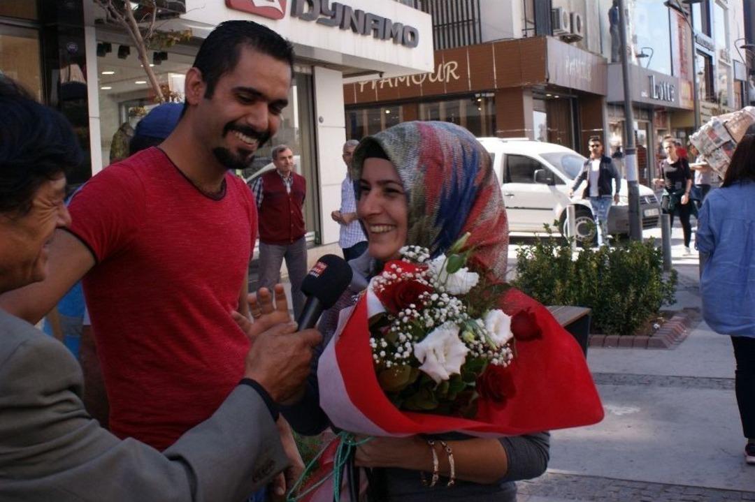 Televizyona R&ouml;portaj Verdiğini Sanan Kadına İlgin&ccedil; S&uuml;rpriz