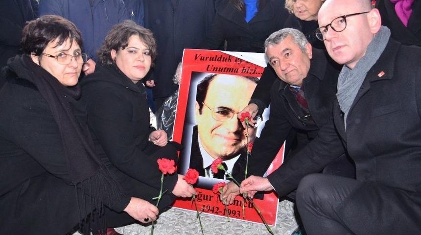 Uğur Mumcu Balıkesir&rsquo;de Karanfillerle Anıldı
