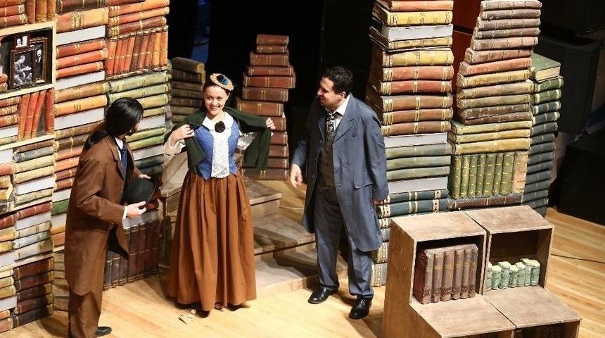 &ldquo;sevgili Doktor&rdquo; Sahnelendi