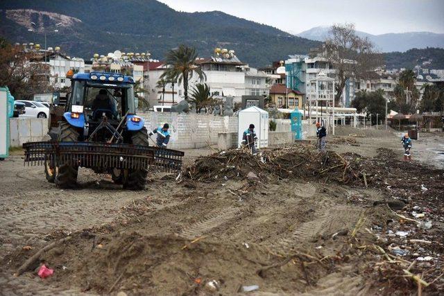 Alanya Galip Dere Plajı’nda Kış Temizliği