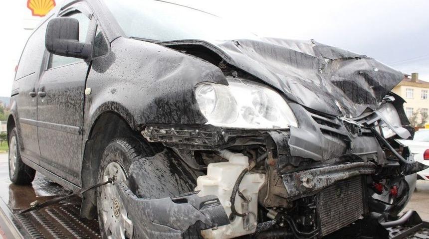 Kaygan Yolda Duramayıp Işıklarda Bekleyen Arabaya &Ccedil;arptı