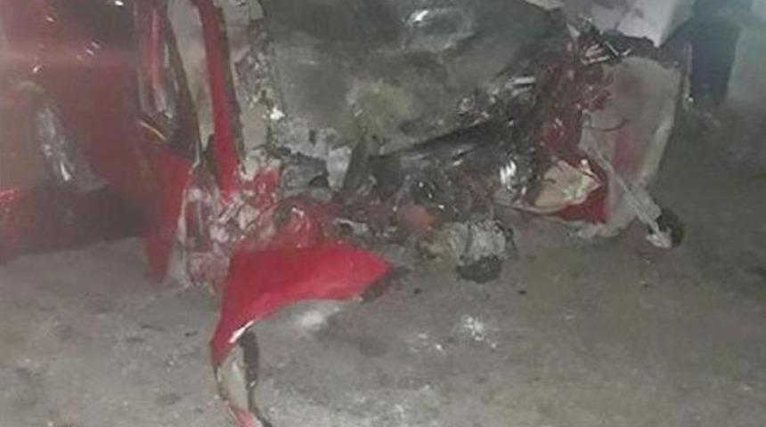 Otomobil K&ouml;pr&uuml; Inşaatına &Ccedil;arpıp Ikiye B&ouml;l&uuml;nd&uuml;: 2 &Ouml;l&uuml;, 1 Yaralı