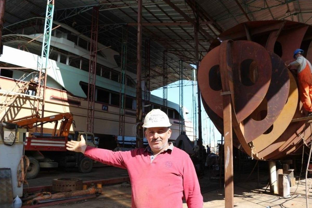 &Ccedil;eliği İşleyerek Devasa Teknelere D&ouml;n&uuml;şt&uuml;r&uuml;yorlar