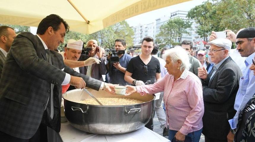 Başkan D&uuml;ndar, Vatandaşa Aşure Dağıttı