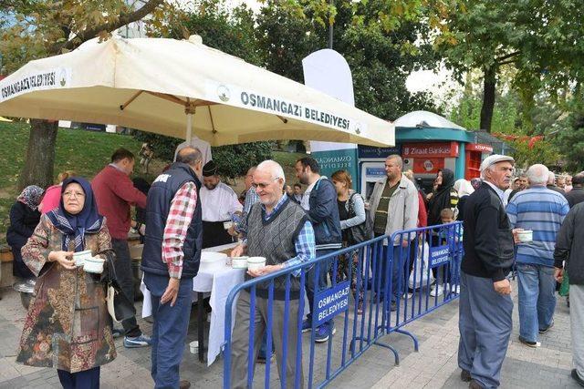 Başkan Dündar, Vatandaşa Aşure Dağıttı