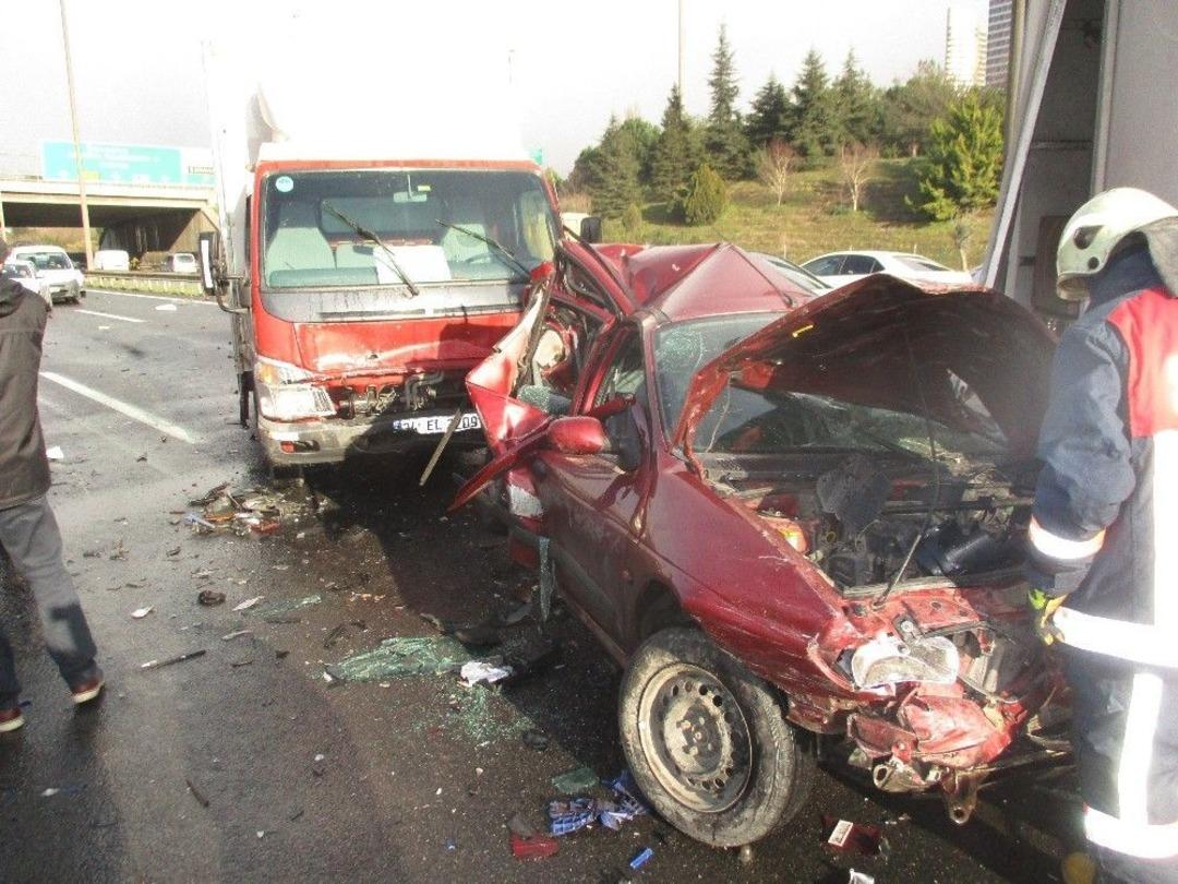 Tem Otoyolunda Zincirleme Kaza: 3 Yaralı