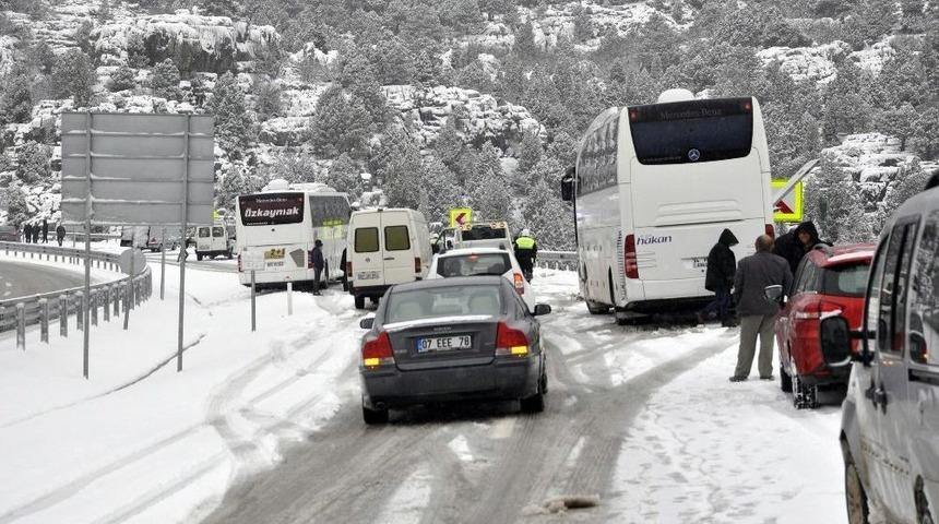 Konya-antalya Yolunda Kar Nedeniyle Ulaşım G&uuml;&ccedil;l&uuml;kle Sağlanıyor