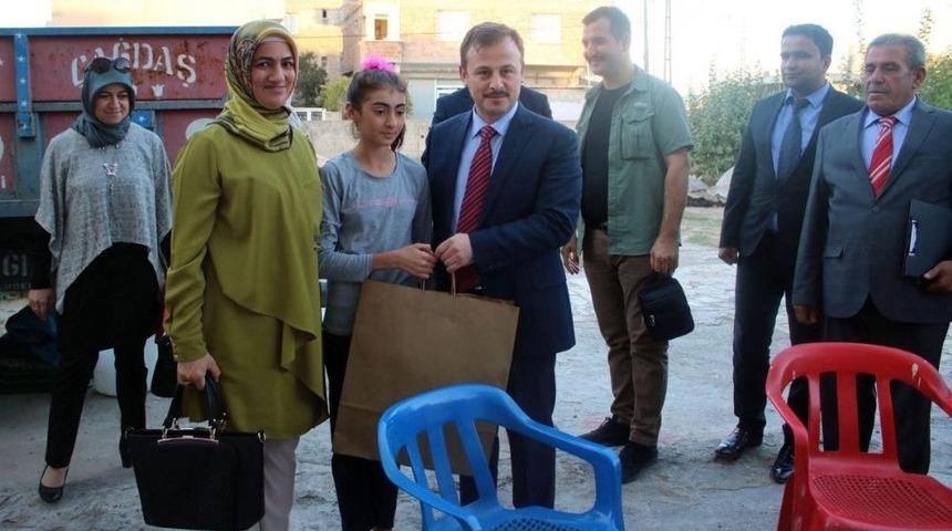 Kaymakam Per&ccedil;i Yetim &Ouml;ğrencinin &Ccedil;ay Davetini Kırmadı