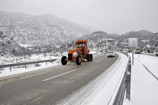 Konya-antalya Yolunda Kar Nedeniyle Ulaşım Güçlükle Sağlanıyor