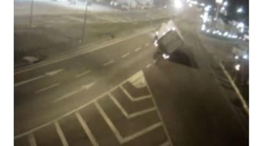 Aksaray&rsquo;da Devrilen Tır Mobese Kamerasında