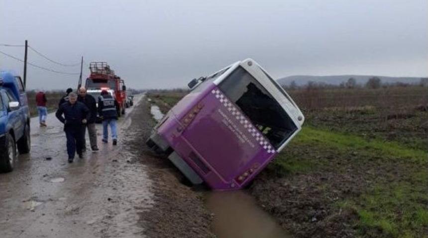 Yolcu Midib&uuml;s&uuml; Su Kanalına Devrildi: 4 Yaralı