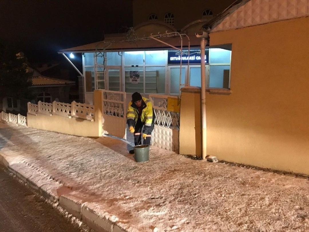 Boz&uuml;y&uuml;k&rsquo;te Sabah Namazı &Ouml;ncesinde Cami Bah&ccedil;elerinde Tuzlama &Ccedil;alışması