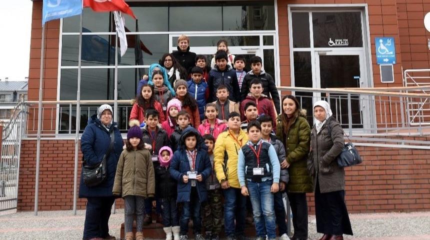 &Ccedil;ocuklar Su Sporları Merkezi&rsquo;ni Gezdi