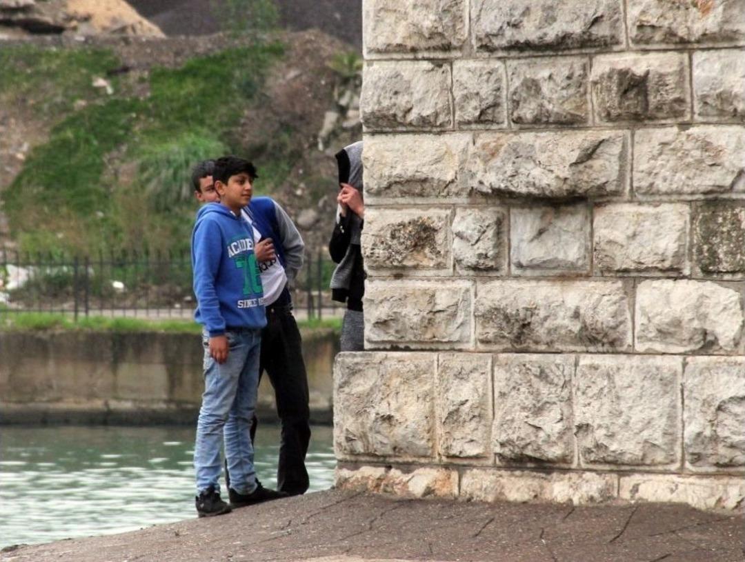 Nehirdeki K&ouml;pr&uuml; Ayağında Mahsur Kalan 3 &Ccedil;ocuk Kurtarıldı