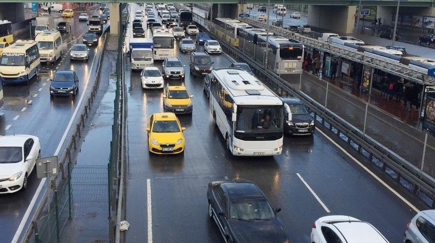 Kar Yağışından Sonra Ana Arterlerde Trafik Yoğunluğu