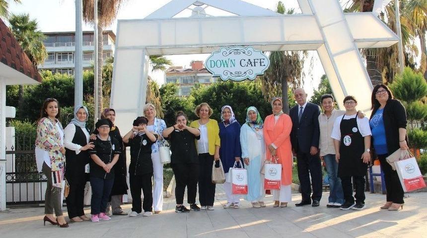 Hatay&rsquo;da Ak Parti&rsquo;li Belediye Başkan Eşlerinden &Ouml;rnek Birliktelik