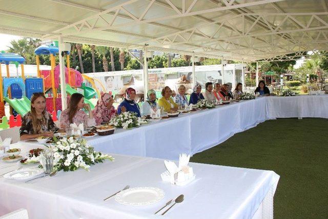 Hatay&rsquo;da Ak Parti&rsquo;li Belediye Başkan Eşlerinden &Ouml;rnek Birliktelik 1