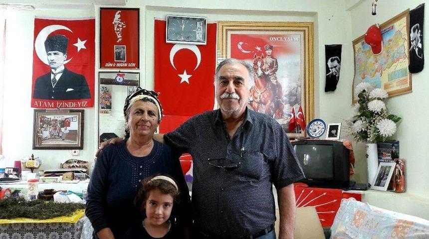 Atat&uuml;rk Hayranı Vatandaş Bağ Evini T&uuml;rk Bayrakları Ve Atat&uuml;rk Posterleri İle Kapladı