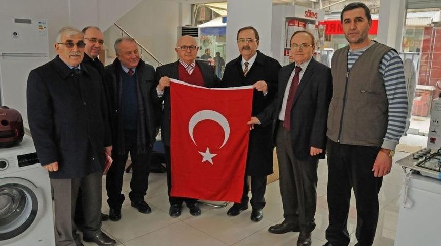 Başkan Şahin Bayrak Dağıttı