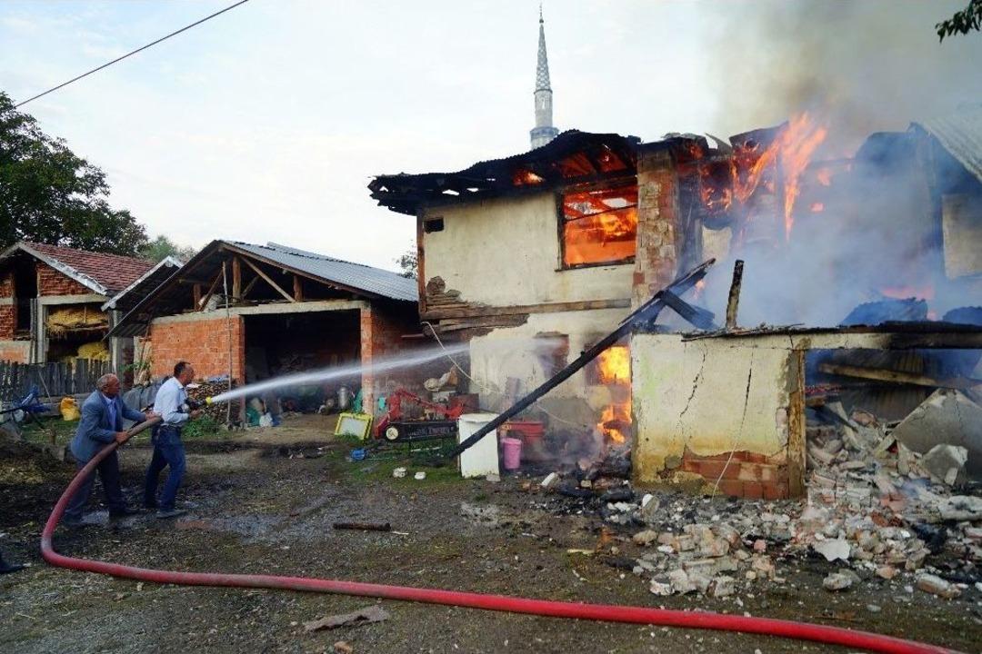 Kastamonu&rsquo;da &Ccedil;ıkan Yangında İki Aile Evsiz Kaldı