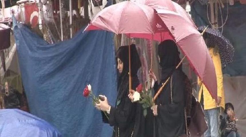 İstanbul'da Hava Sıckalığı 15 Derece Birden D&uuml;şt&uuml;... D&uuml;n 27, Bug&uuml;n 12 Derece