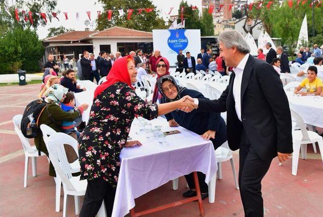 Başkan Demircan Aşure Dağıttı