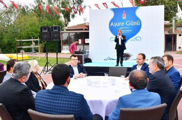 Başkan Demircan Aşure Dağıttı