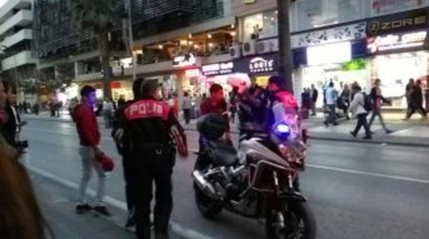 Gen&ccedil;ler Herkesin İ&ccedil;inde Bir Anda Yumruk Yumruğa Girdi