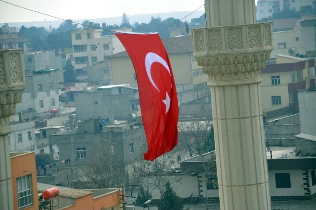 Sınır İl&ccedil;esi T&uuml;rk Bayraklarıyla Donatıldı