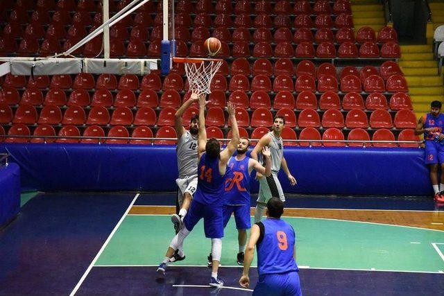 Basketbolcular Hazırlık Maçında Göz Doldurdu