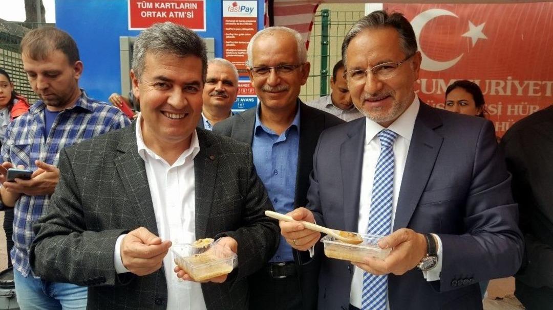 &Ouml;vd&uuml;ğ&uuml; Kentte Tahta Kaşık Hediye Edildi