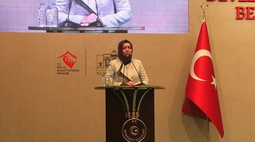 Şehit Aileleri Ve Gaziler &Ouml;v&uuml;n&ccedil; Madalyalarını Bakan Kaya&rsquo;nın Elinden Aldı