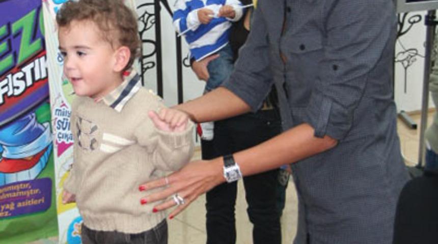 &Ouml;zlem Yıldız Oğlu Demir'le Doyasıya Eğlendi