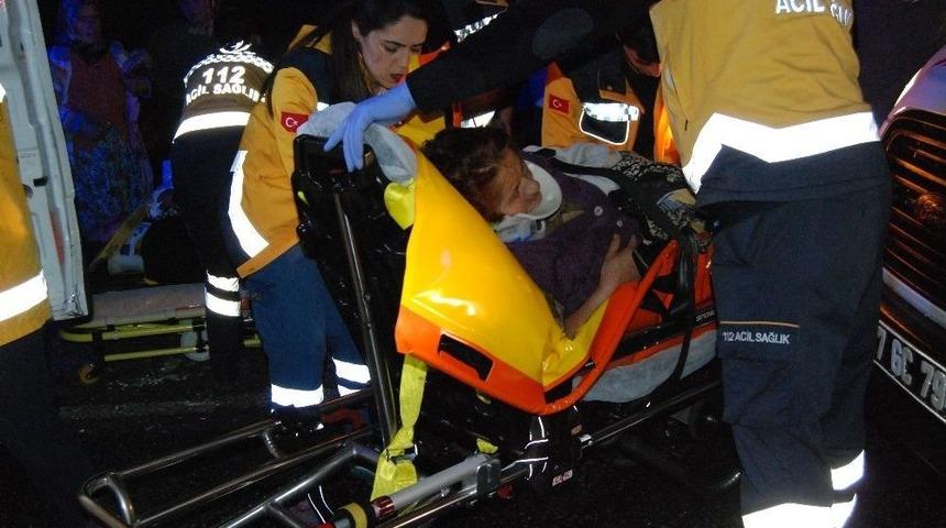 D&uuml;ğ&uuml;n Yolunda Kaza: 9 Yaralı