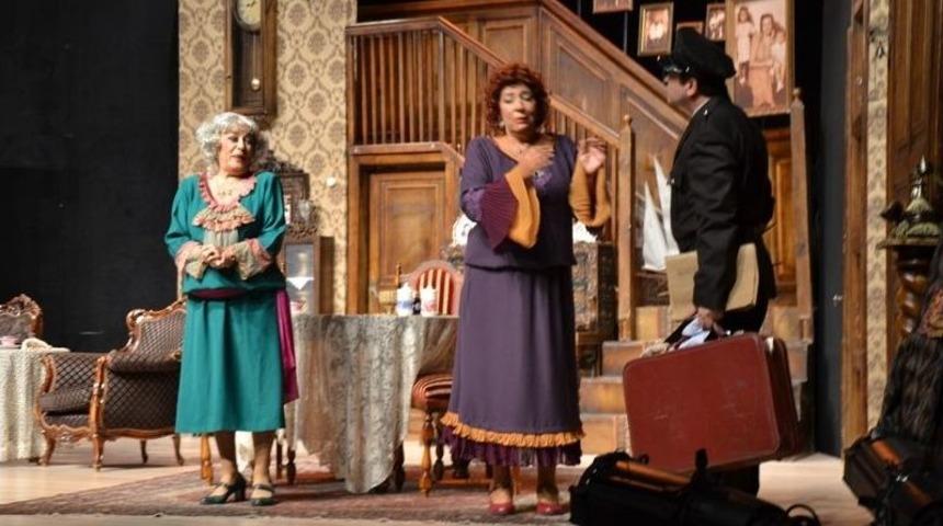 &Uuml;nl&uuml; Broadway Oyunu &rsquo;ahududu&rsquo;, Biga&rsquo;da Sahnelendi