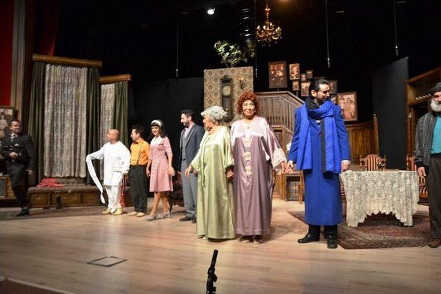 Ünlü Broadway Oyunu ’ahududu’, Biga’da Sahnelendi