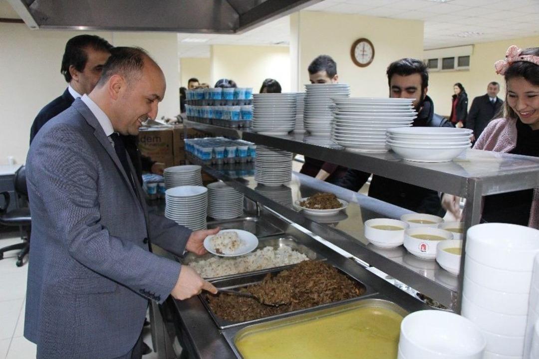 Finallerde Kek, B&uuml;t&uuml;nlemede D&ouml;ner Dağıttı