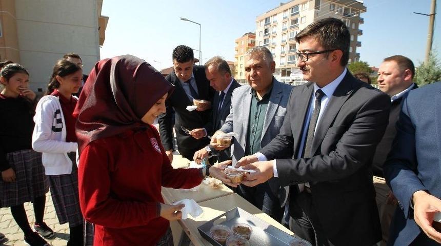 Kaymakam Y&uuml;zer, &Ouml;ğrencilere Aşure Dağıttı