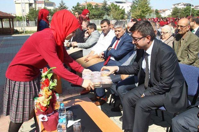 Kaymakam Yüzer, Öğrencilere Aşure Dağıttı