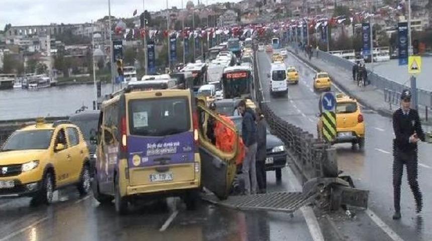 Beyoğlu'nda Yağmur Nedeniyle Kayan Minib&uuml;s Karşı Şeride Ge&ccedil;ti